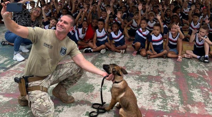 Projeto educativo apresenta cão policial e atividades lúdicas nas escolas