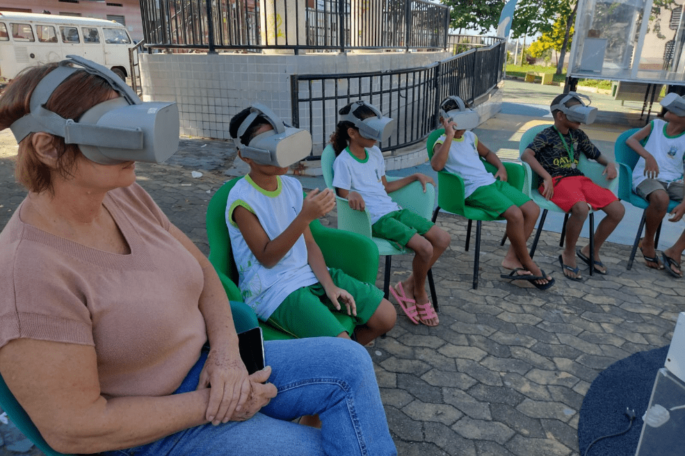 Exposição interativa com realidade virtual e mostra de cinema encanta alunos da rede municipal de Cariacica