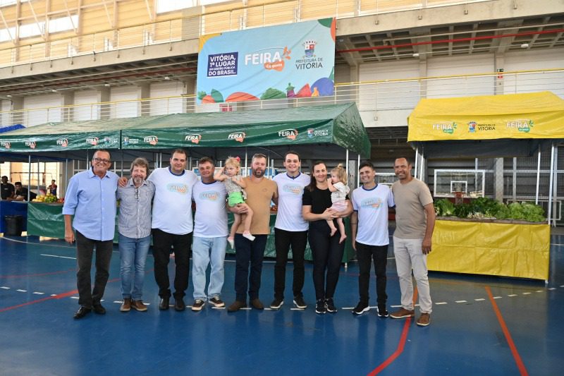 Projeto Feira da Gente entrega novas barracas a feirantes de Vitória