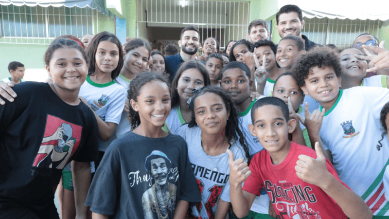 Ex-lutador Erick Silva e seu irmão, o lutador Gabriel Silva, visitam estudantes na EMEFTI Eurides Gabriel, em Campo Belo