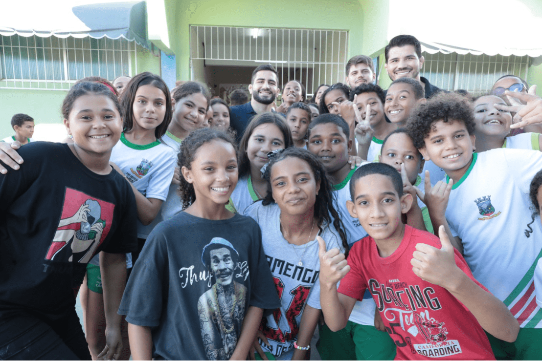 Ex-lutador Erick Silva e seu irmão, o lutador Gabriel Silva, visitam estudantes na EMEFTI Eurides Gabriel, em Campo Belo