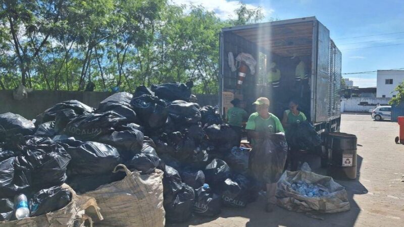 Prefeitura destina 1,6 tonelada de material reciclado para associação Revive