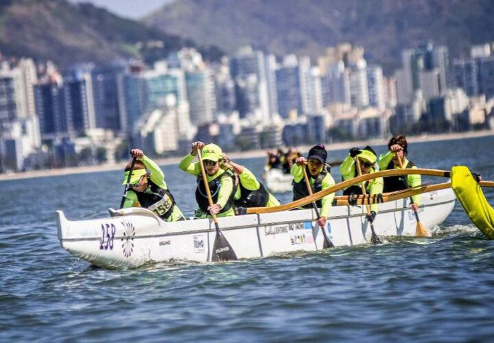 Competição de canoa havaiana reúne 700 atletas na Praia da Costa
