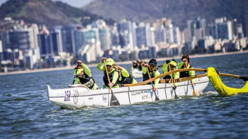 Competição de canoa havaiana reúne 700 atletas na Praia da Costa