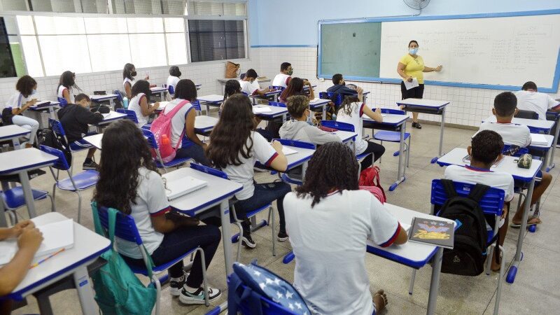 Prefeitura de Vitória nomeia mais 230 profissionais da educação