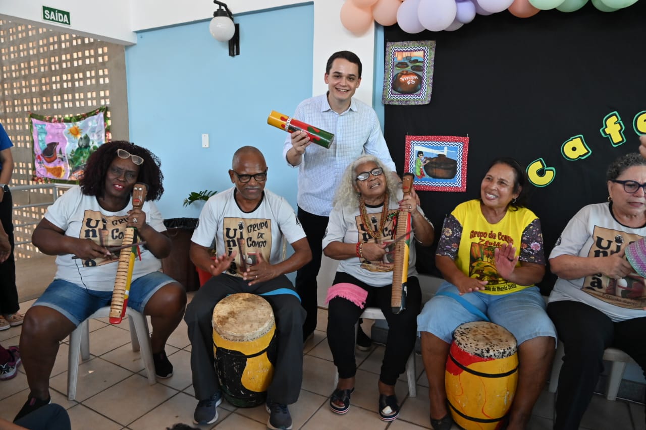 Pazolini celebra a entrega de um novo espaço de convivência para adultos na região de Maria Ortiz.