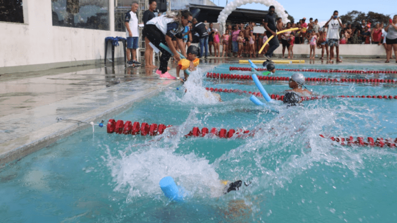Festival de natação reúne mais de 120 competidores nas categorias adulto, infantil e juvenil