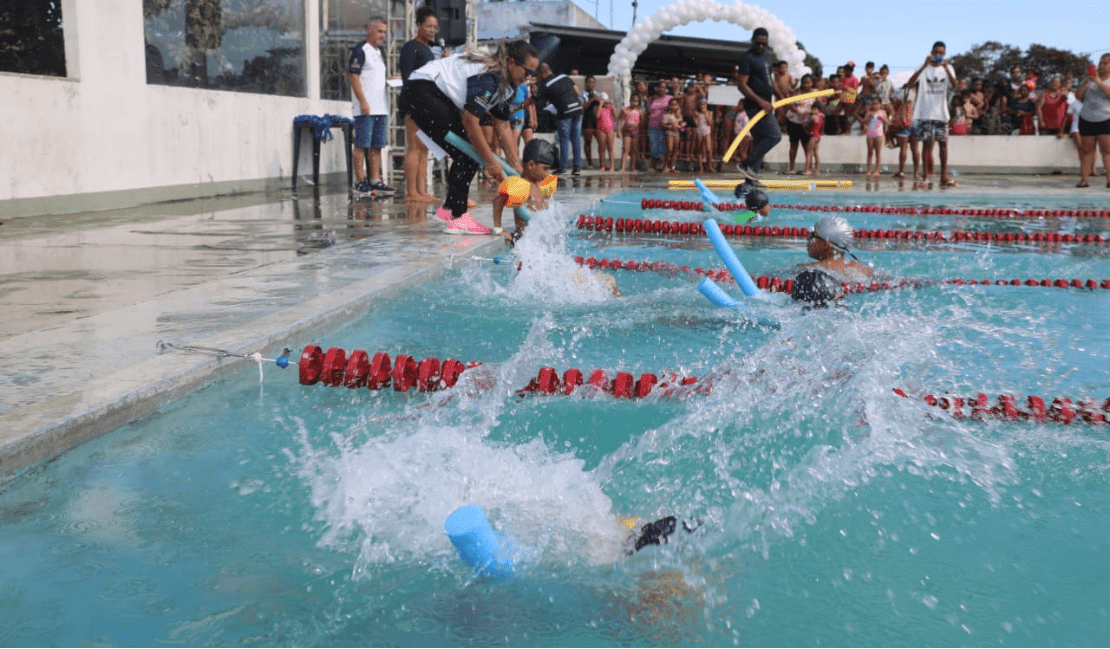 Festival de natação reúne mais de 120 competidores nas categorias adulto, infantil e juvenil