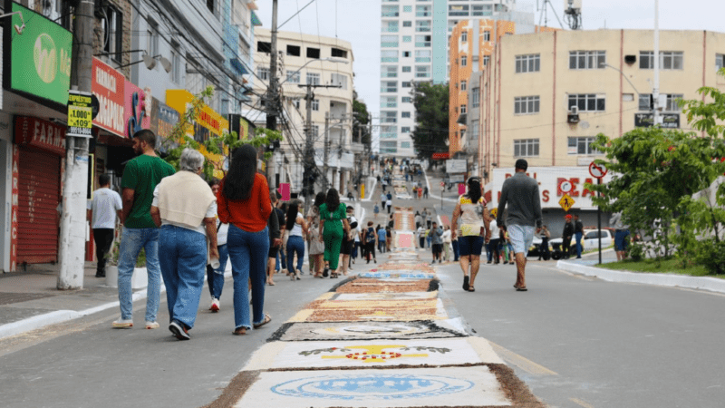 Tapetes de Corpus Christi cobrem a Avenida Expedito Garcia