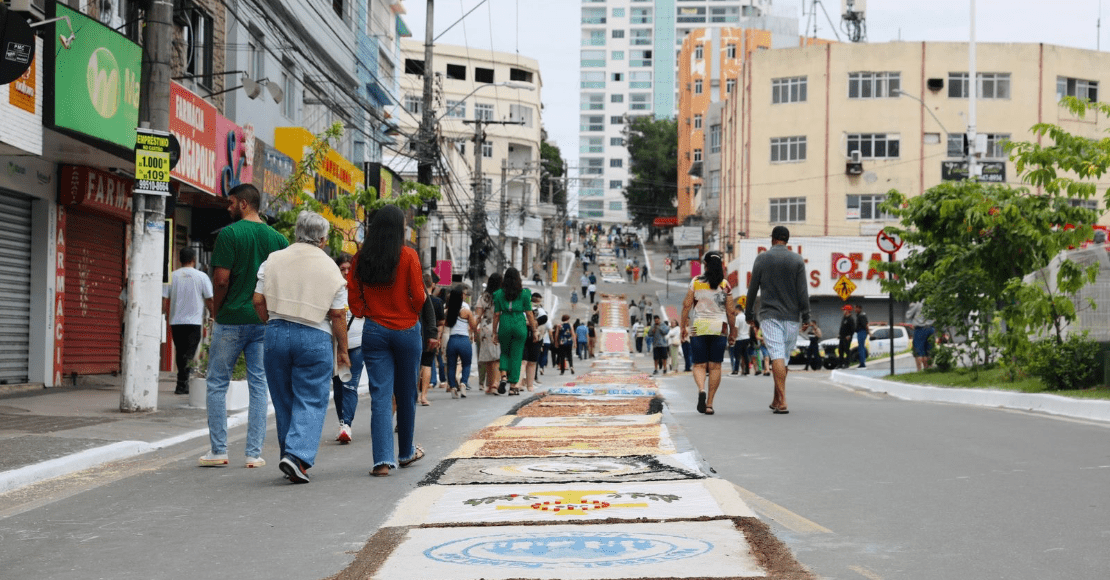 Tapetes de Corpus Christi cobrem a Avenida Expedito Garcia