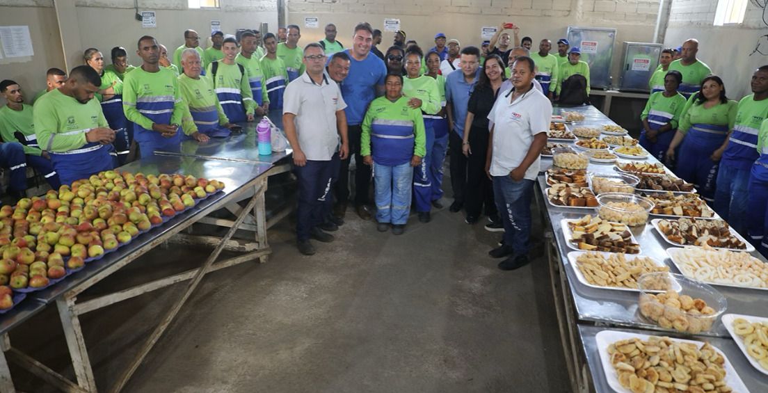 Em homenagem ao Dia do Gari, Cariacica oferece café da manhã aos profissionais da limpeza urbana