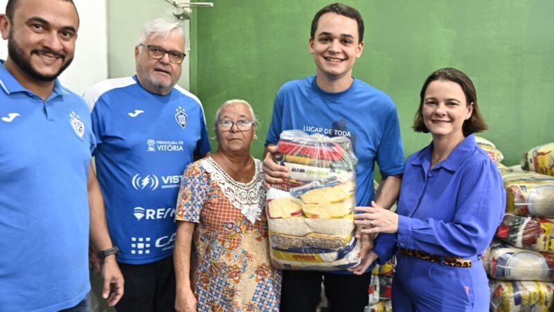 Famílias de Vitória são beneficiadas com 200 cestas básicas entregues por Pazolini
