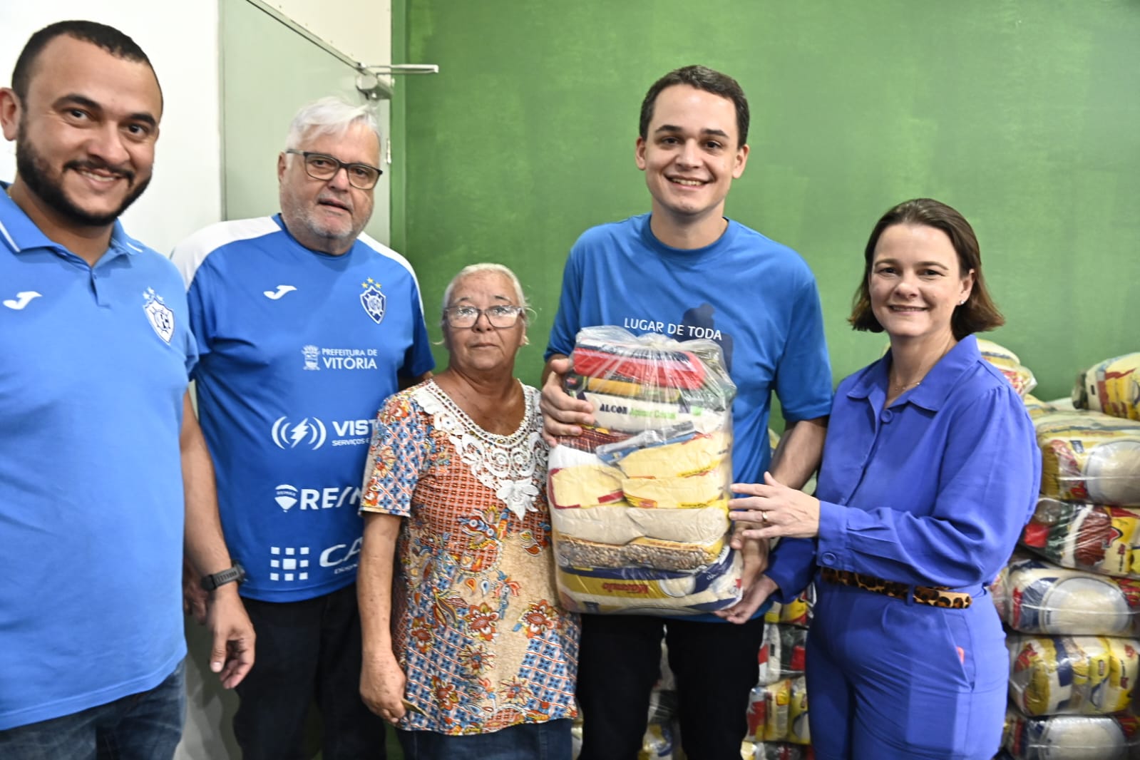 Famílias de Vitória são beneficiadas com 200 cestas básicas entregues por Pazolini