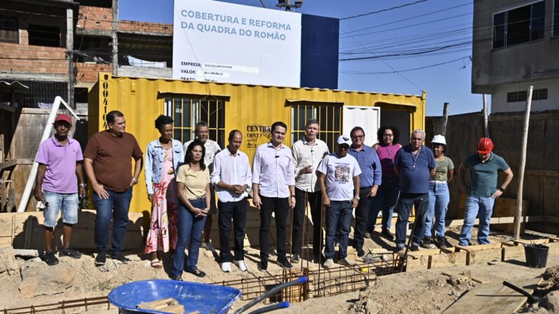 Obras de cobertura na quadra poliesportiva do bairro Romão recebe visita de Pazolini; espaço será mini-centro esportivo