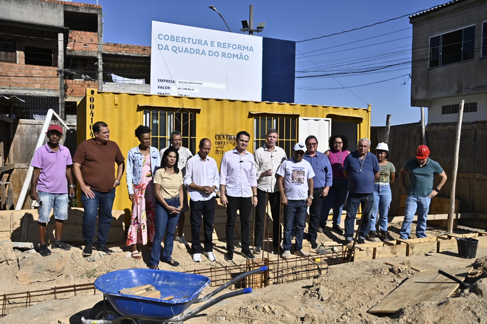 Obras de cobertura na quadra poliesportiva do bairro Romão recebe visita de Pazolini; espaço será mini-centro esportivo