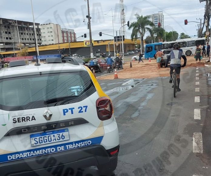 Carreta bate em poste e complica trânsito na Serra