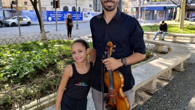 Pai e filha brilham no Centro de Vitória com dueto de música e dança