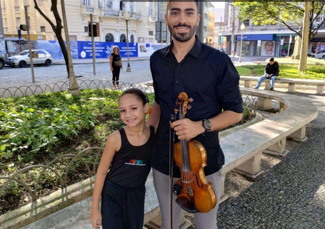 Pai e filha brilham no Centro de Vitória com dueto de música e dança