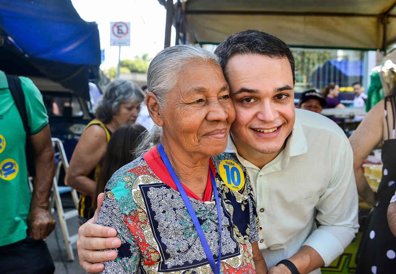 Pazolini celebra com funk e abraços enquanto ouve moradores na feira de Jardim Camburi