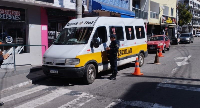 Blitz retira de circulação transporte escolar irregular em Vitória