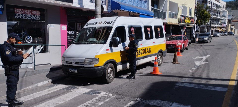 Blitz retira de circulação transporte escolar irregular em Vitória