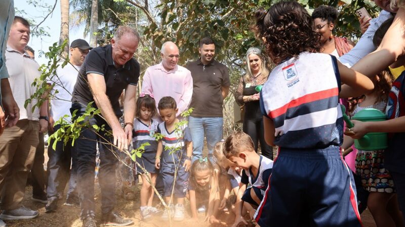 Governador recebe alunos do Ensino Infantil para plantio de ipês na Residência Oficial