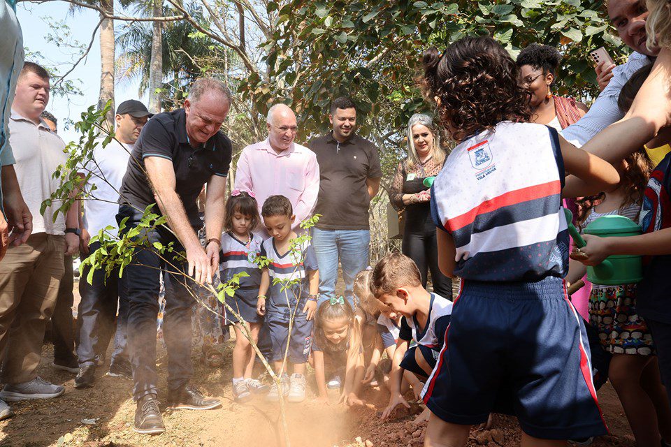 Governador recebe alunos do Ensino Infantil para plantio de ipês na Residência Oficial