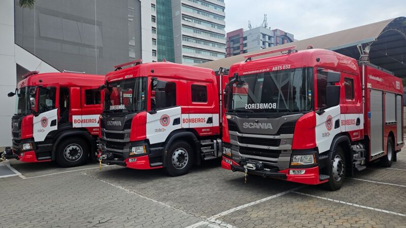 Corpo de Bombeiros recebe novas viaturas de combate a incêndio, ambulâncias e caminhões para Defesa Civil