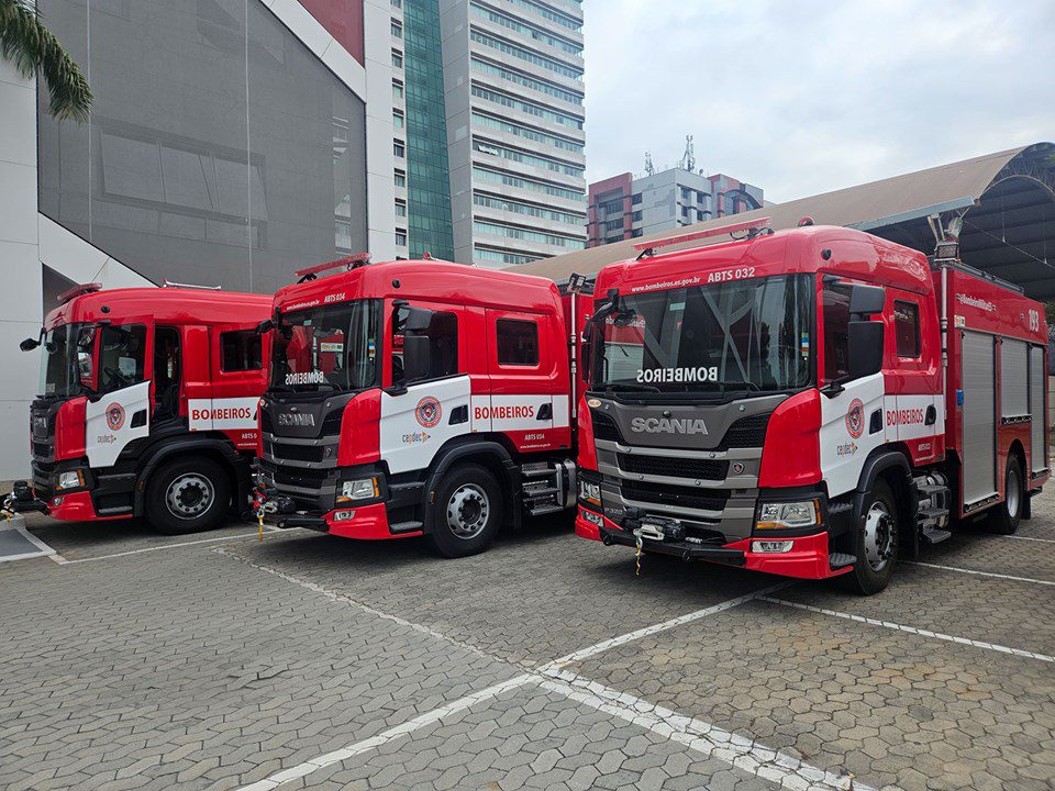 Corpo de Bombeiros recebe novas viaturas de combate a incêndio, ambulâncias e caminhões para Defesa Civil