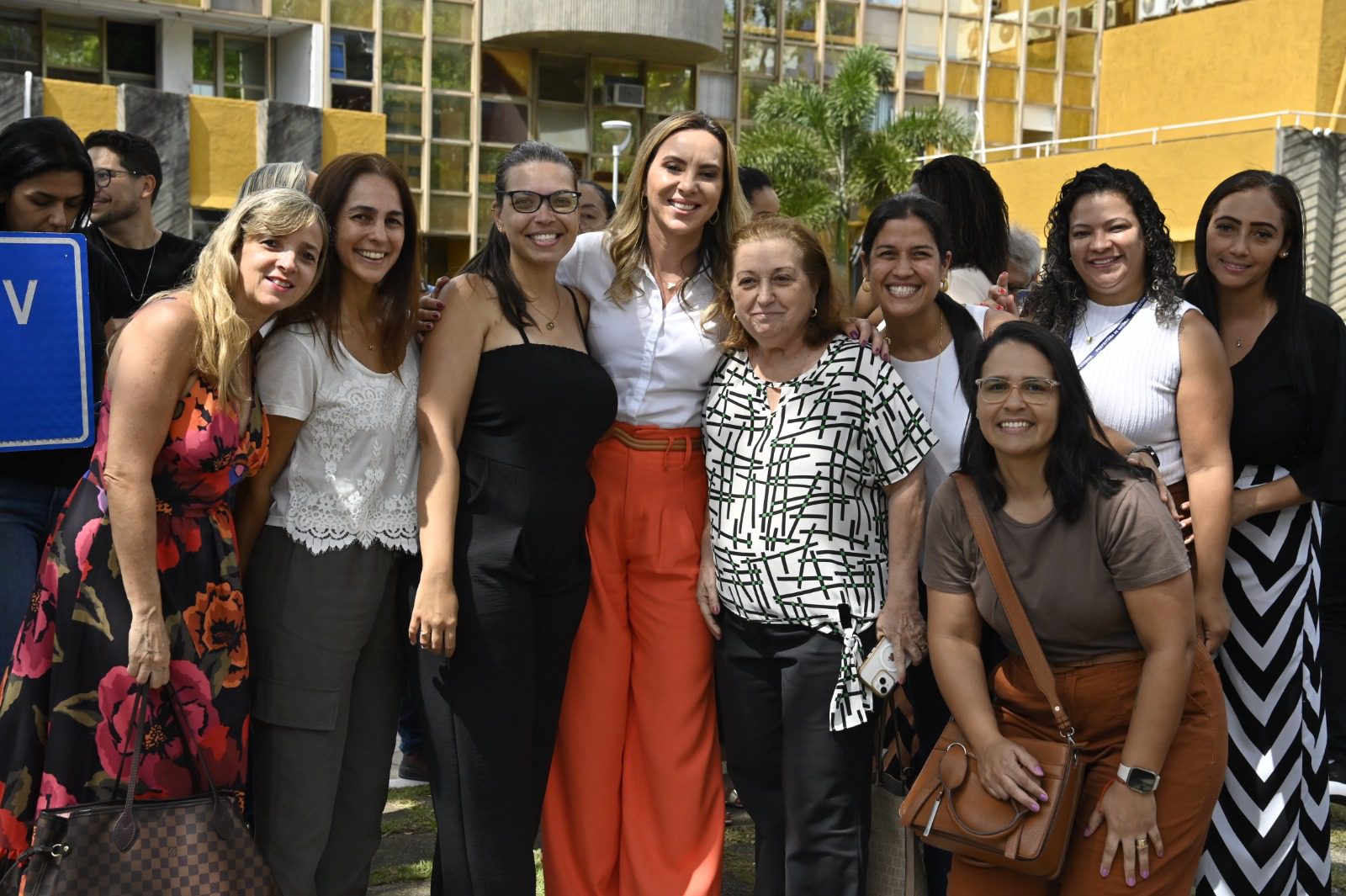 Servidores de Vitória recebem homenagem de Pazolini e Cris, que confirmam 13º salário antecipado