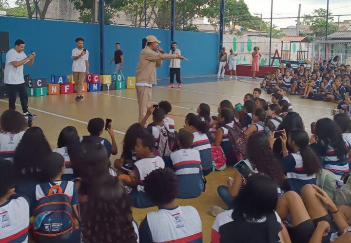 Cesar MC encerra projeto de poesia em escola e inspira alunos com suas rimas