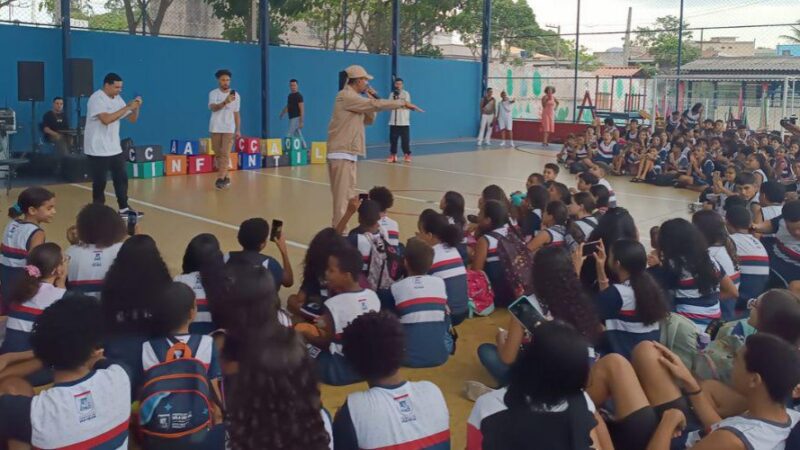 Cesar MC encerra projeto de poesia em escola e inspira alunos com suas rimas