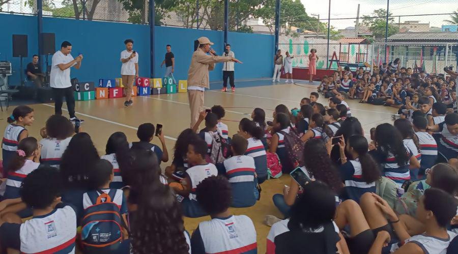 Cesar MC encerra projeto de poesia em escola e inspira alunos com suas rimas