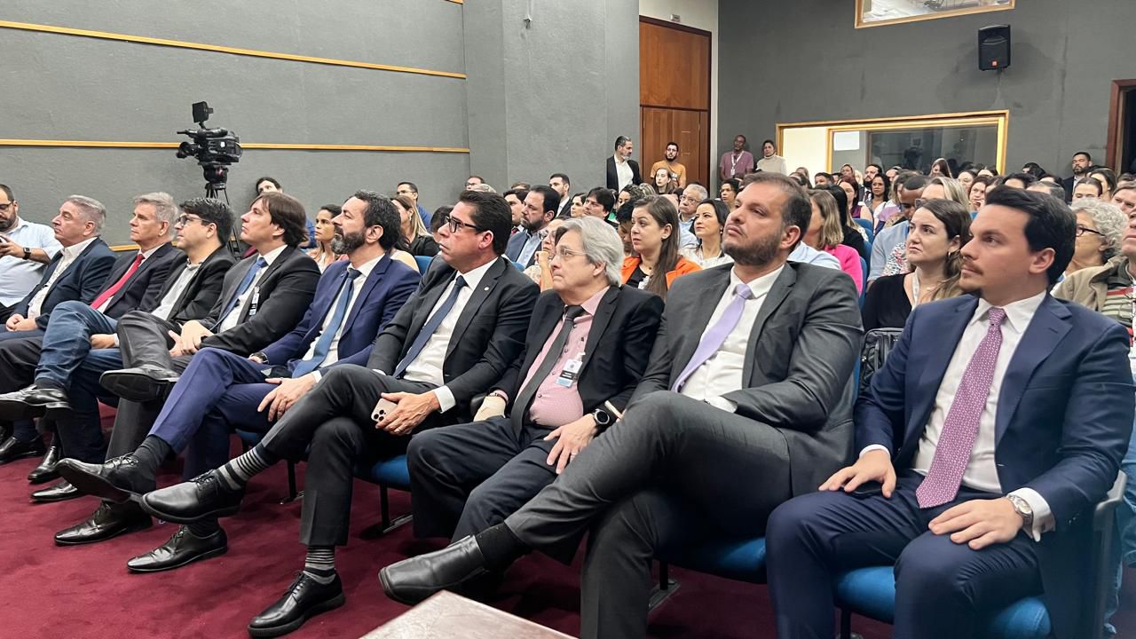 Ministro do TCU realça importância da Nova Lei de Licitações e consenso na BR-101 em discurso na Assembleia Legislativa