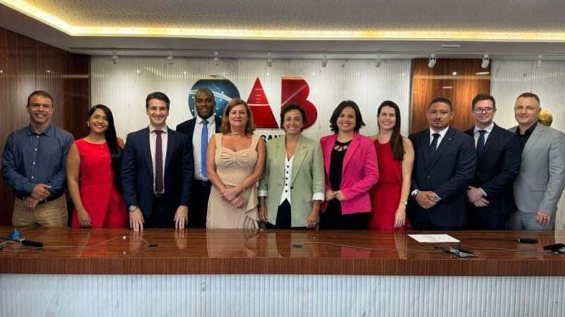 Érica Neves assume presidência da OAB-ES em posse conduzida por Anabela Galvão