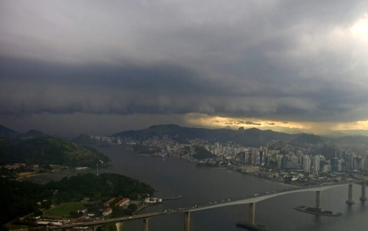 Vitória surpreende com a 2ª maior quantidade de chuva registrada no Brasil em 24 horas