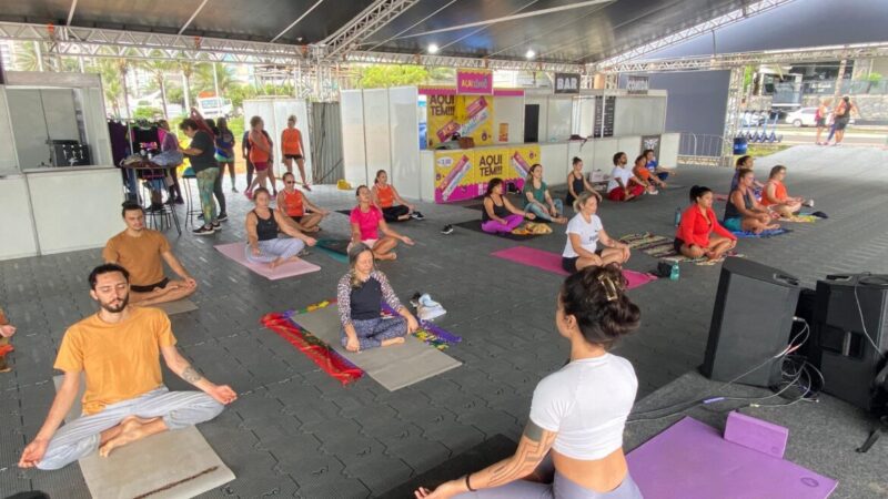 Arena de Verão na Praia Costa oferece aulas gratuitas de yoga, ao som das ondas do mar