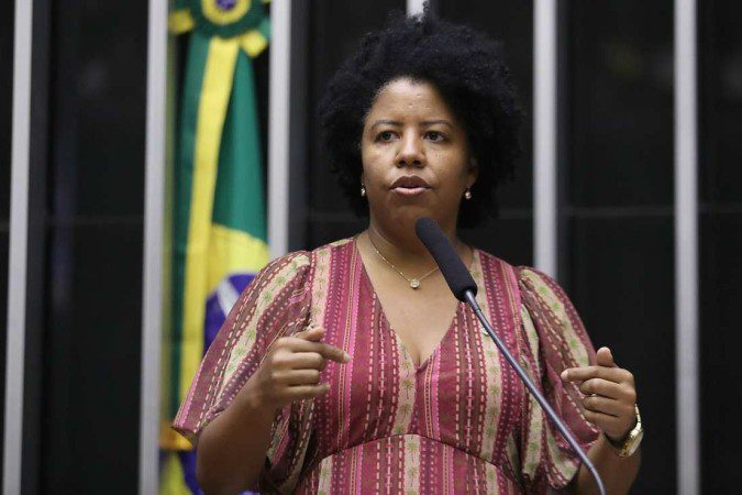 Deputada Jaqueline fala sobre as denúncias contra Bolsonaro e clama pela prisão do ex-presidente